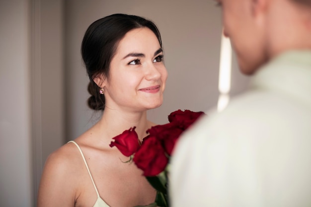 Romantisches Paar feiert Valentinstag mit einem Strauß roter Rosen