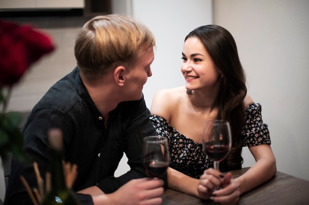 Romantisches Paar feiert Valentinstag zu Hause mit Wein