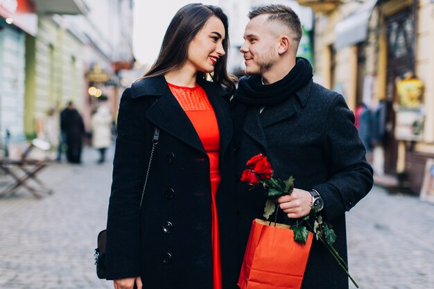 Romantisches Paar mit Geschenken auf der Straße