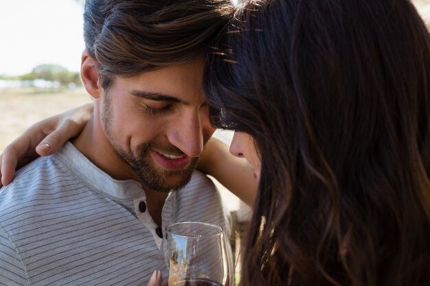 Kostenloses Foto romantisches paar mit wein