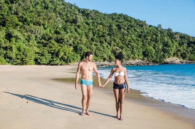 Romantisches Paar zu Fuß am Strand