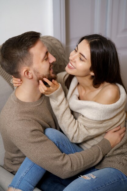 Romantisches Paar zu Hause. Eine attraktive junge Frau und ein gutaussehender Mann verbringen gerne Zeit