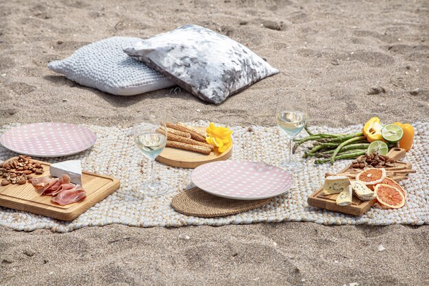 Romantisches Picknick für zwei am Meer. Urlaubs- und Romantikkonzept.