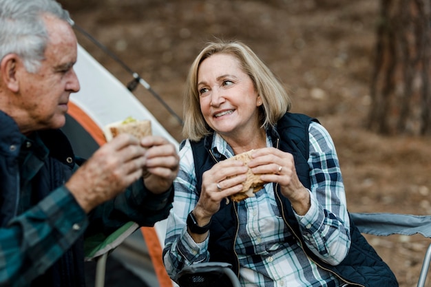 Romantisches Seniorenpaar beim Picknick am Campingplatz
