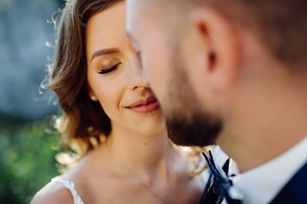 Romantisches verliebtes Hochzeitspaar Spaziergänge in den Bergen und im Wald