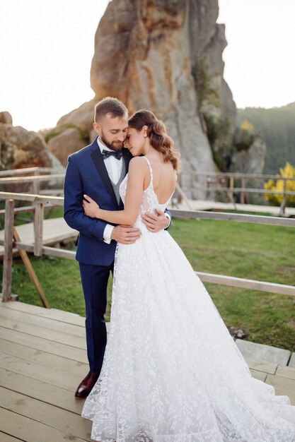 Romantisches verliebtes Hochzeitspaar Spaziergänge in den Bergen und im Wald