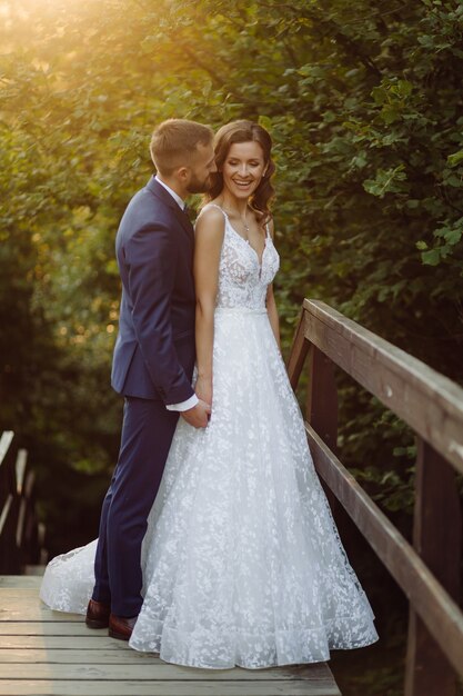 Romantisches verliebtes Hochzeitspaar Spaziergänge in den Bergen und im Wald