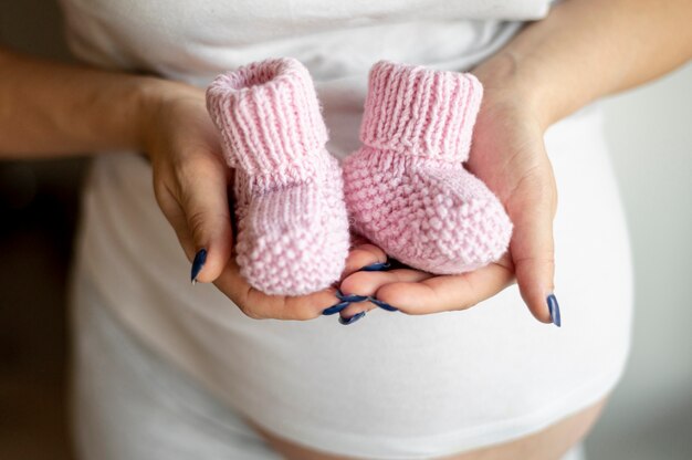 Rosa Babyschuhe der Großaufnahme