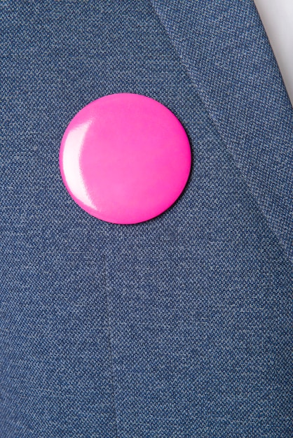 Kostenloses Foto rosa brosche auf blauem blazer