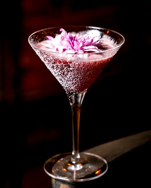 Rosa Cocktail, garniert mit Blume im Martini-Glas