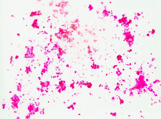 Rosa Farbpulver auf weißem Oberflächenhintergrund
