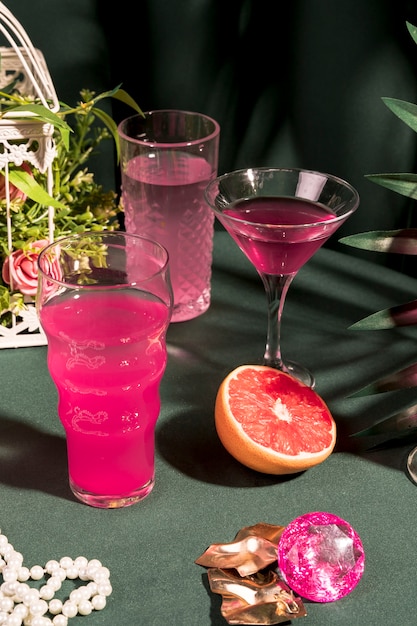 Rosa Getränke nahe bei girly Einzelteilen auf Tabelle
