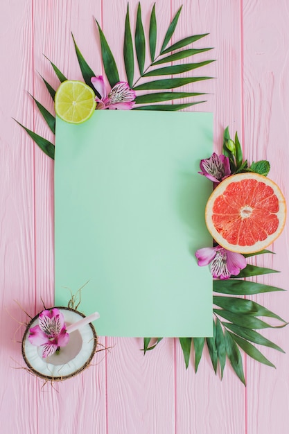 Kostenloses Foto rosa holzoberfläche mit papier für botschaften und dekorative früchte