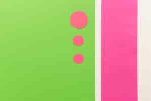 Kostenloses Foto rosa kreisformpapiere in den verschiedenen größen vereinbarten auf papier der grünen karte