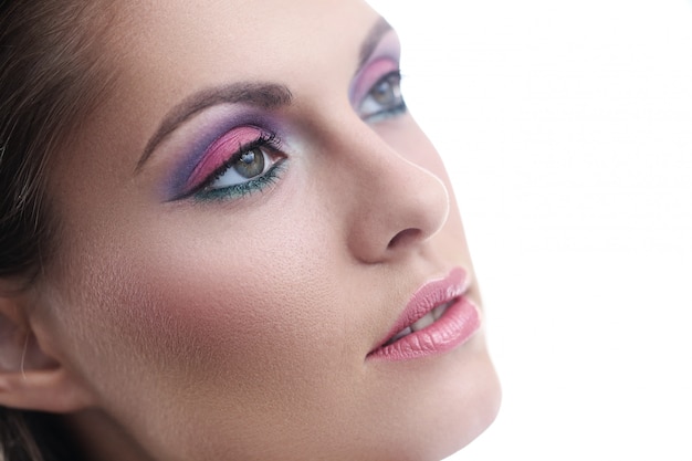 Kostenloses Foto rosa lippenstift und natürliches make-up werbung