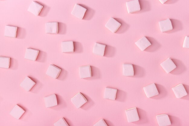 Rosa Marshmallows auf rosa