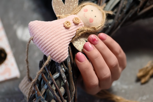 Rosa Nageldesign. Weibliche Hand mit rosa Maniküre.
