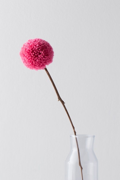 Kostenloses Foto rosa pom pom mit weißem hintergrund