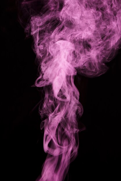 Rosa Rauchspur auf schwarzem Hintergrund