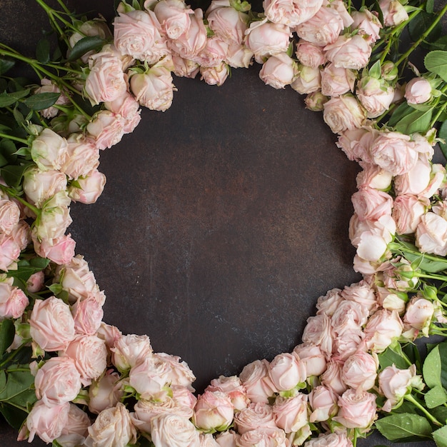 Kostenloses Foto rosa rosen auf dem tisch draufsicht