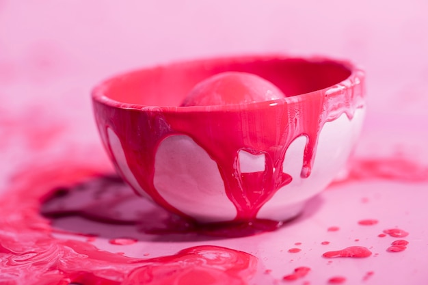 Rosa Schüssel mit roter Farbe