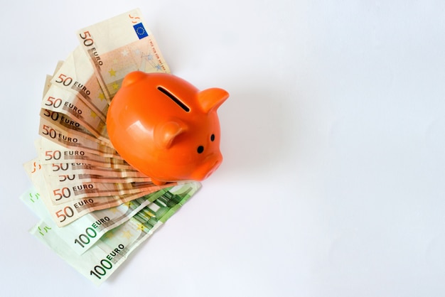 Rosa sparschwein auf geld, euro rechnungen