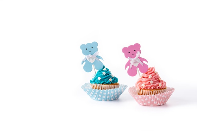 Rosa und blaue kleine Kuchen für die Babyparty lokalisiert auf weißem Hintergrund