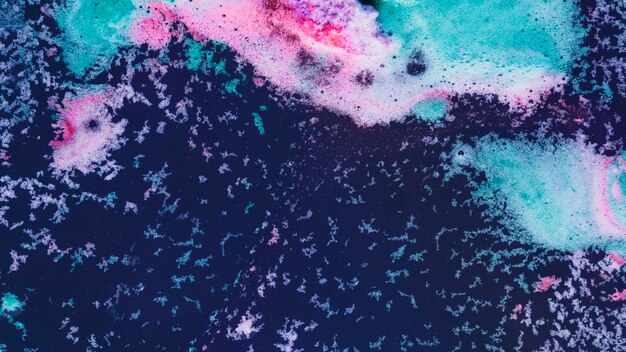 Rosa und blauer Schaum auf Wasser