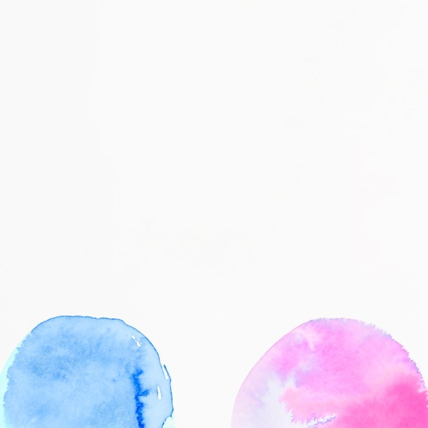 Rosa und blaues Halbkreisaquarell auf weißem Hintergrund