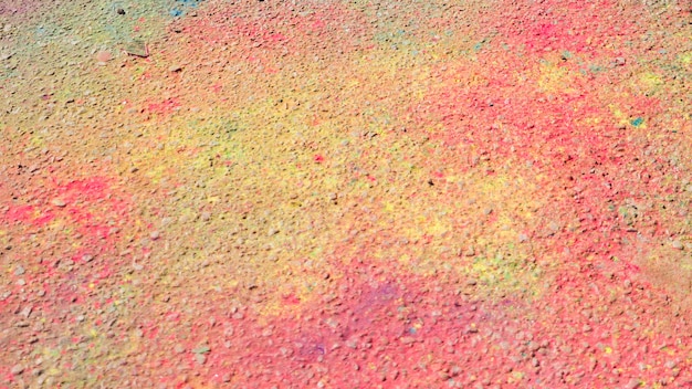 Rosa und gelbe holi Farbe auf dem Boden