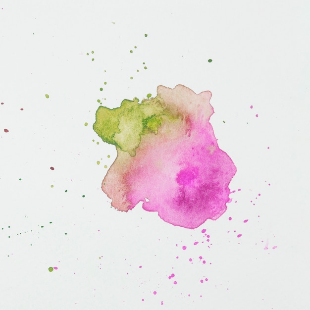 Rosa und grüne Flecken von Farben auf weißem Papier