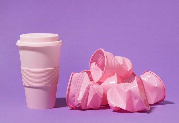 Rosa wiederverwendbare Tasse mit Plastikbechern