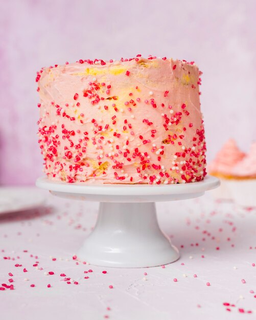 Rosafarbener Kuchen mit Rot besprüht