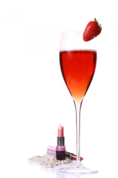 Rosafarbener Lippenstift mit rotem champagle Glas und Erdbeere