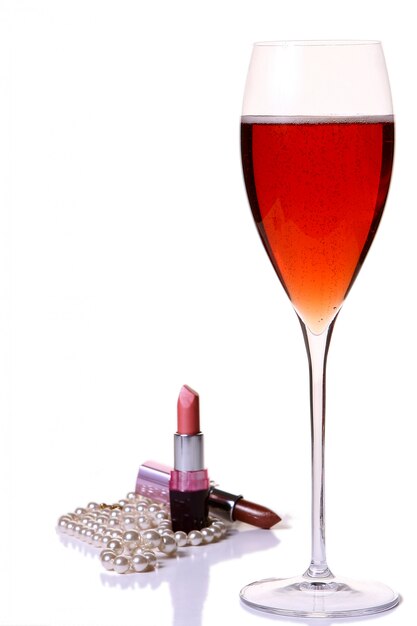 Rosafarbener Lippenstift mit rotem champagle Glas