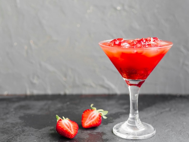 Rosafarbenes Cocktailgetränk mit Erdbeeren