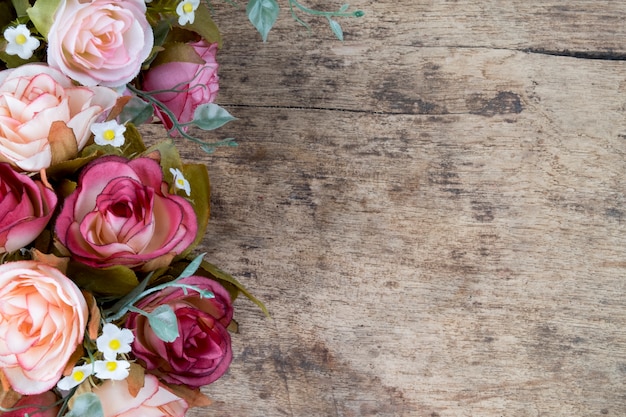 Rose Blumen auf rustikalen hölzernen Hintergrund. Platz kopieren