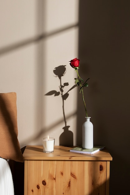 Rose und Buch auf dem Nachttisch für Sant Jordi