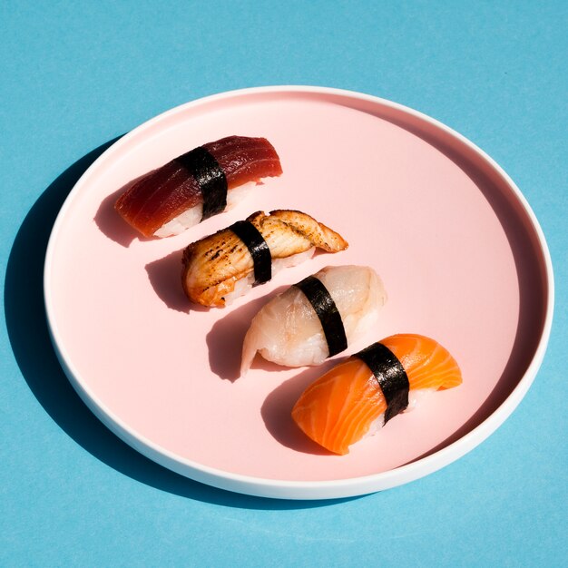 Rosen-Platte mit Sushi auf blauem Hintergrund