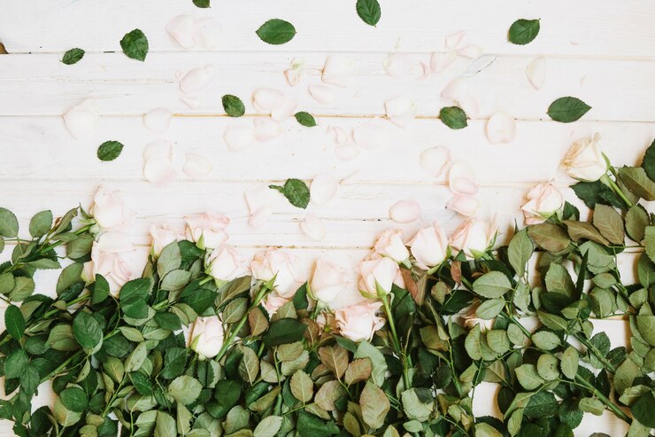 Kostenlose Foto rosen und blüten auf dem tisch