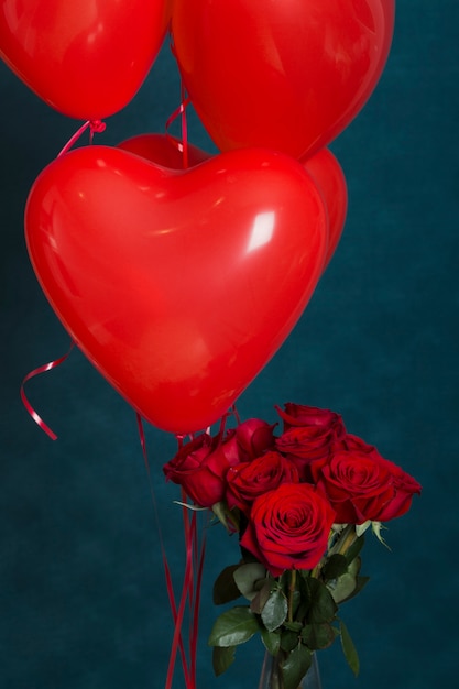 Kostenloses Foto rosen und luftballons zum valentinstag