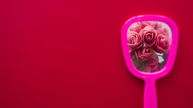 Rosenblumenstrauß in der Spiegelreflexion auf Tabelle