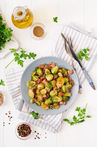 Rosenkohl. Gebratener Rosenkohl mit Speck. Leckeres Mittagessen.