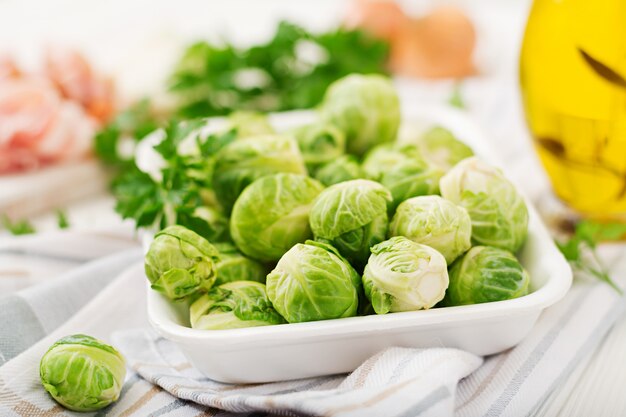 Rosenkohl. Zubereitung zum Braten von Rosenkohl mit Speck.