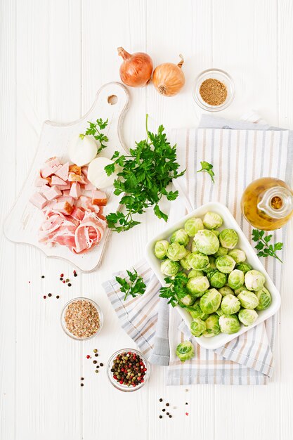 Rosenkohl. Zubereitung zum Braten von Rosenkohl mit Speck.