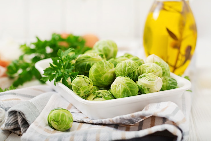 Kostenlose Foto rosenkohl. zubereitung zum braten von rosenkohl mit speck.