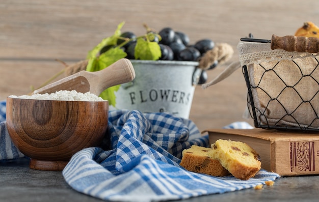 Rosinenkuchen, Trauben und Mehl auf Marmortisch