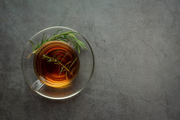 Rosmarin heißer Tee in der Tasse trinkfertig