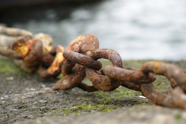 Rostige Kette auf dem Boden