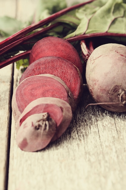 Rote Beete auf Holztisch